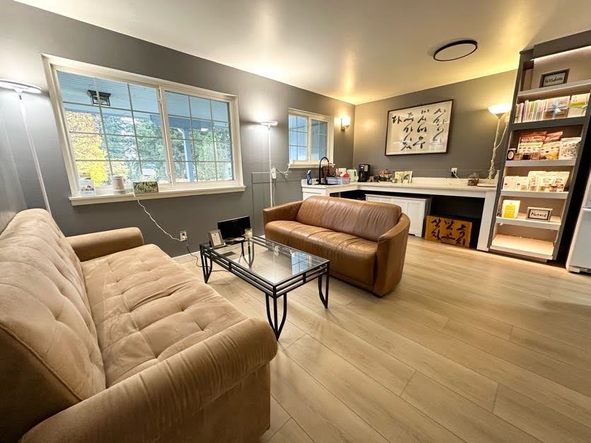 The lounge and reading area inside Federal Way Meditation